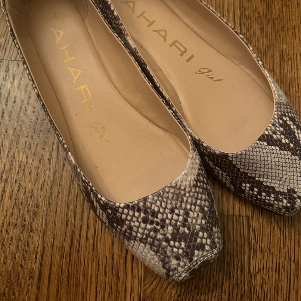 Like new !! Women’s Sz 8 ballet flats. Tahari. Textured pattern “snake skin”